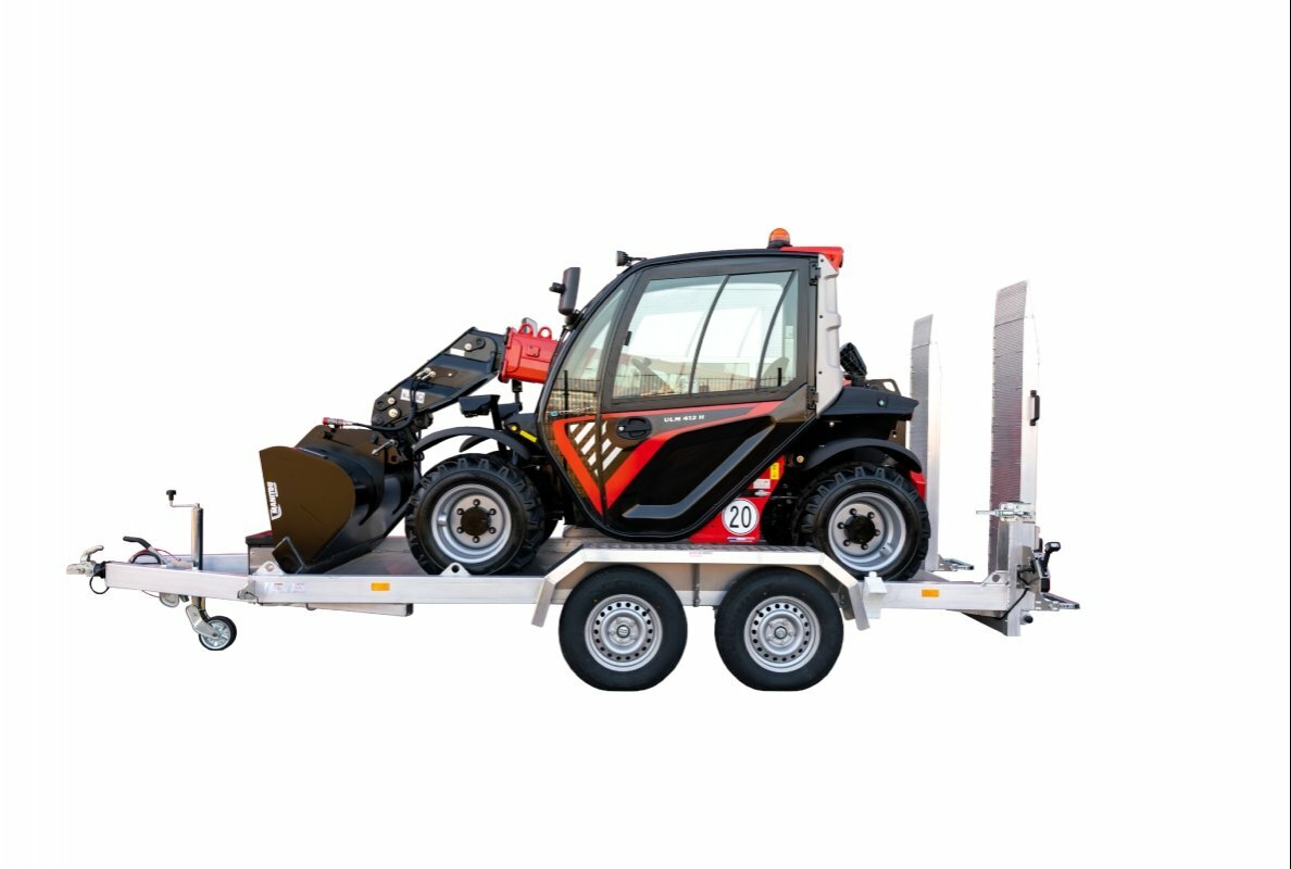 Der passende Anhänger zum kompakten Manitou ULM 412 macht die Maschine jetzt noch mobiler