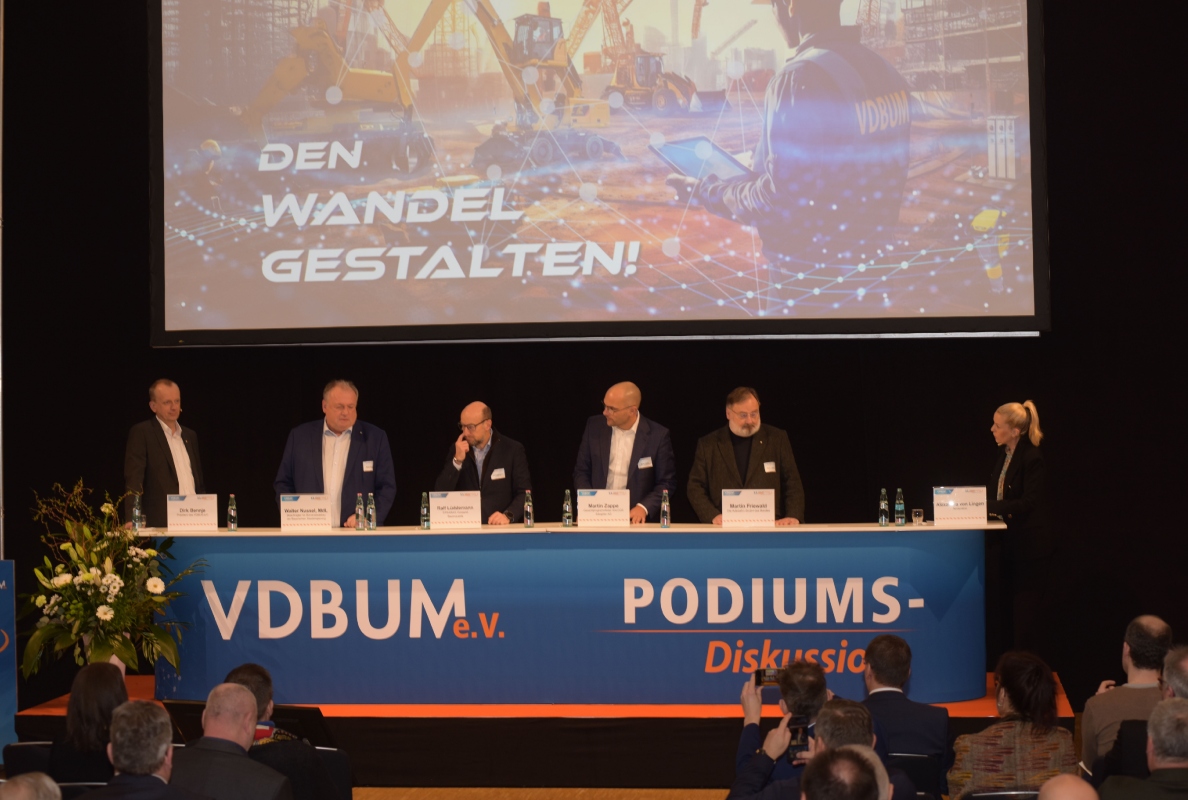 Klartext: Auf der hochkarätig besetzten Podiumsdiskussion zu Beginn des VDBUM Großseminars (hier 2025) werden aktuelle Branchenherausforderungen aus verschiedenen Blickwinkeln dargestellt. Die Diskussionen sind stets konträr, aber fair.