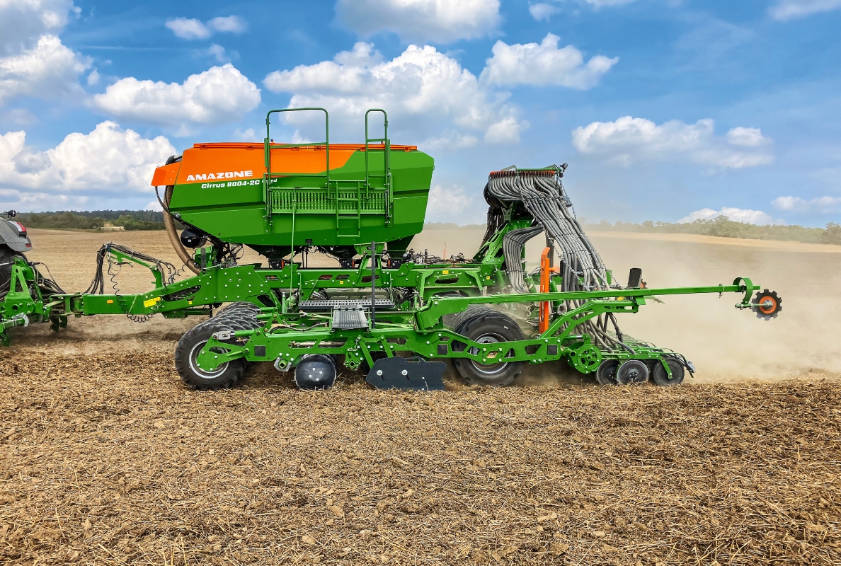 Die Cirrus 8004-2C Grand vereint Flexibilität, Präzision und Schlagkraft in einer Maschine – abgestimmt auf die Anforderungen der modernen Landwirtschaft.
