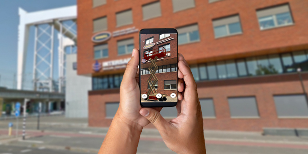 Die Augmented-Reality-Funktion in der kostenlosen My Riwal Rental App ermöglicht die maßstabsgerechte, virtuelle Darstellung einer Arbeitsbühne in der realen Arbeitsumgebung auf dem Smartphone. © Riwal