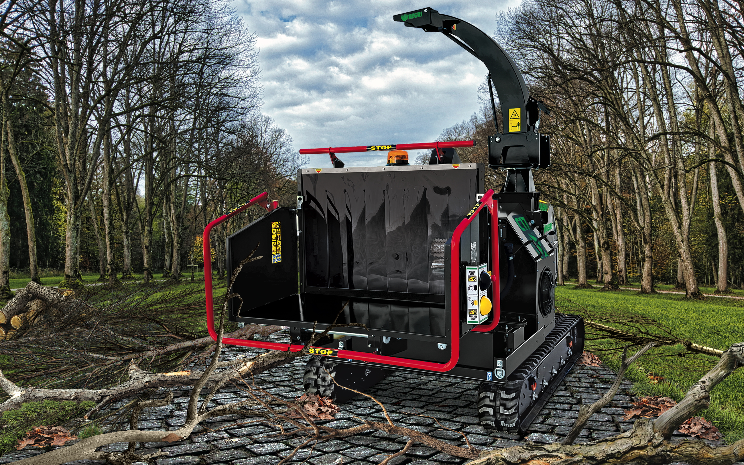 Auf der Demopark zu sehen ist unter anderem der neue Häcksler C17. Dieser vervollständigt das Häckslersortiment von Negri und zeichnet sich durch eine außergewöhnliche Zerkleinerungsgeschwindigkeit sowie die Fähigkeit aus, hohen Arbeitsbelastungen standzuhalten.