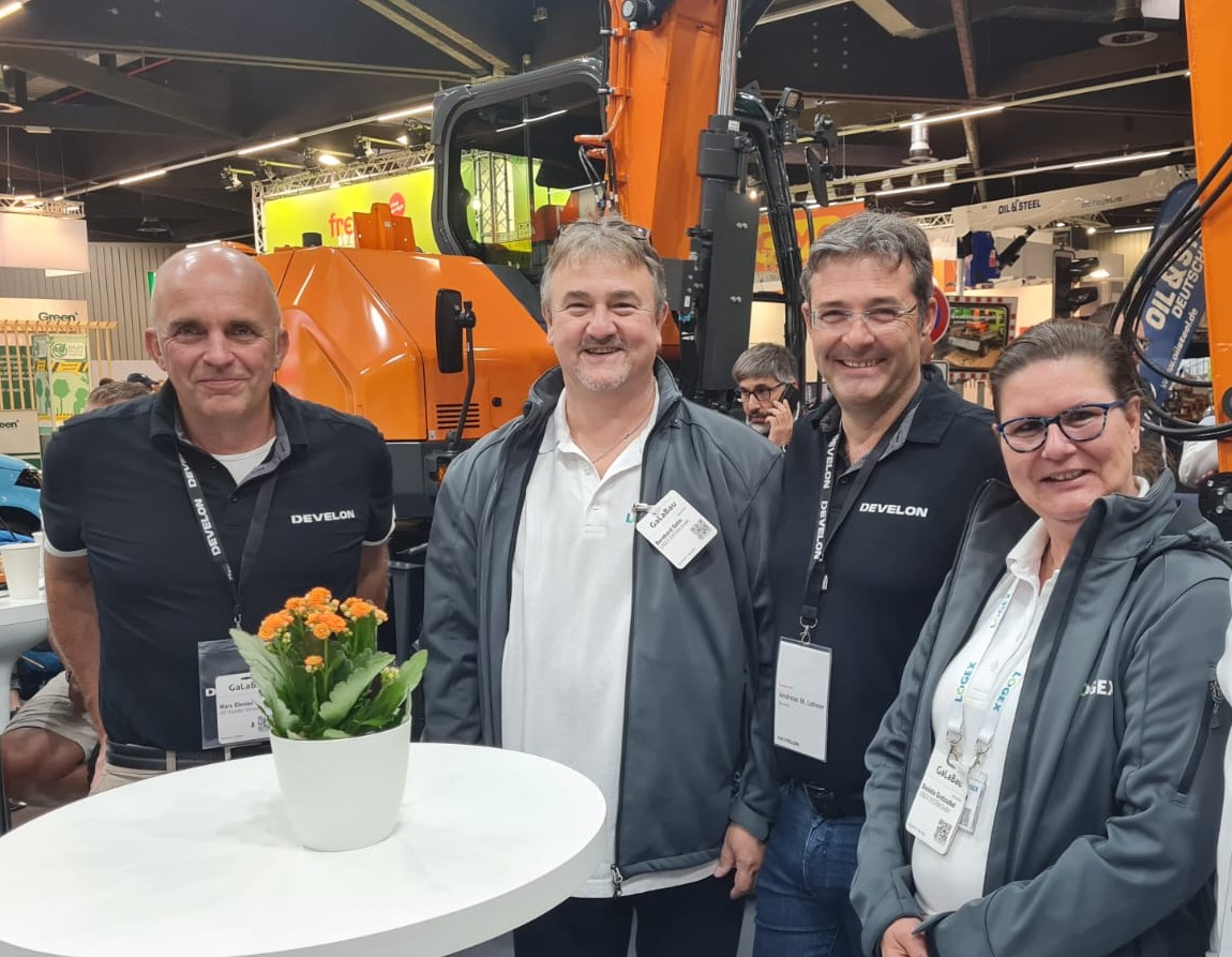 Marc Glesius, Regionalmanager DACH, DEVELON Europa,
Bernhard Golm, Leitung Dienstleistung LOGEX System
GmbH, Andreas M. Lohner Geschä6sführer Deutschland,
Vertriebsleiter DACH & Osteuropa von DEVELON Europa,
und Daniela Gretzschel, Zentraleinkauf der LOGEX System
GmbH (v.l.n.r.)