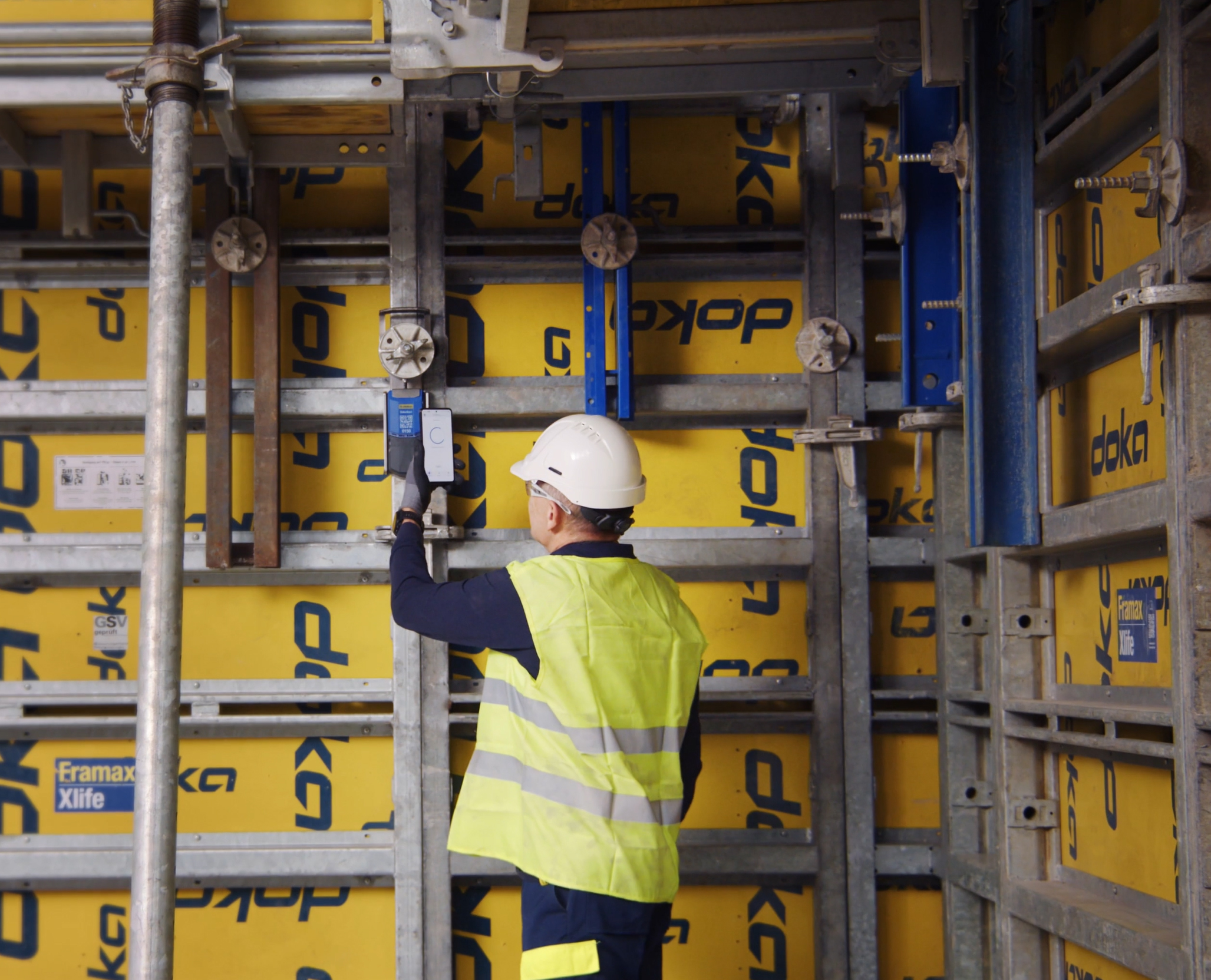 Praktisch und einfach in der Handhabung: Der DokaXact Sensor im Einsatz.