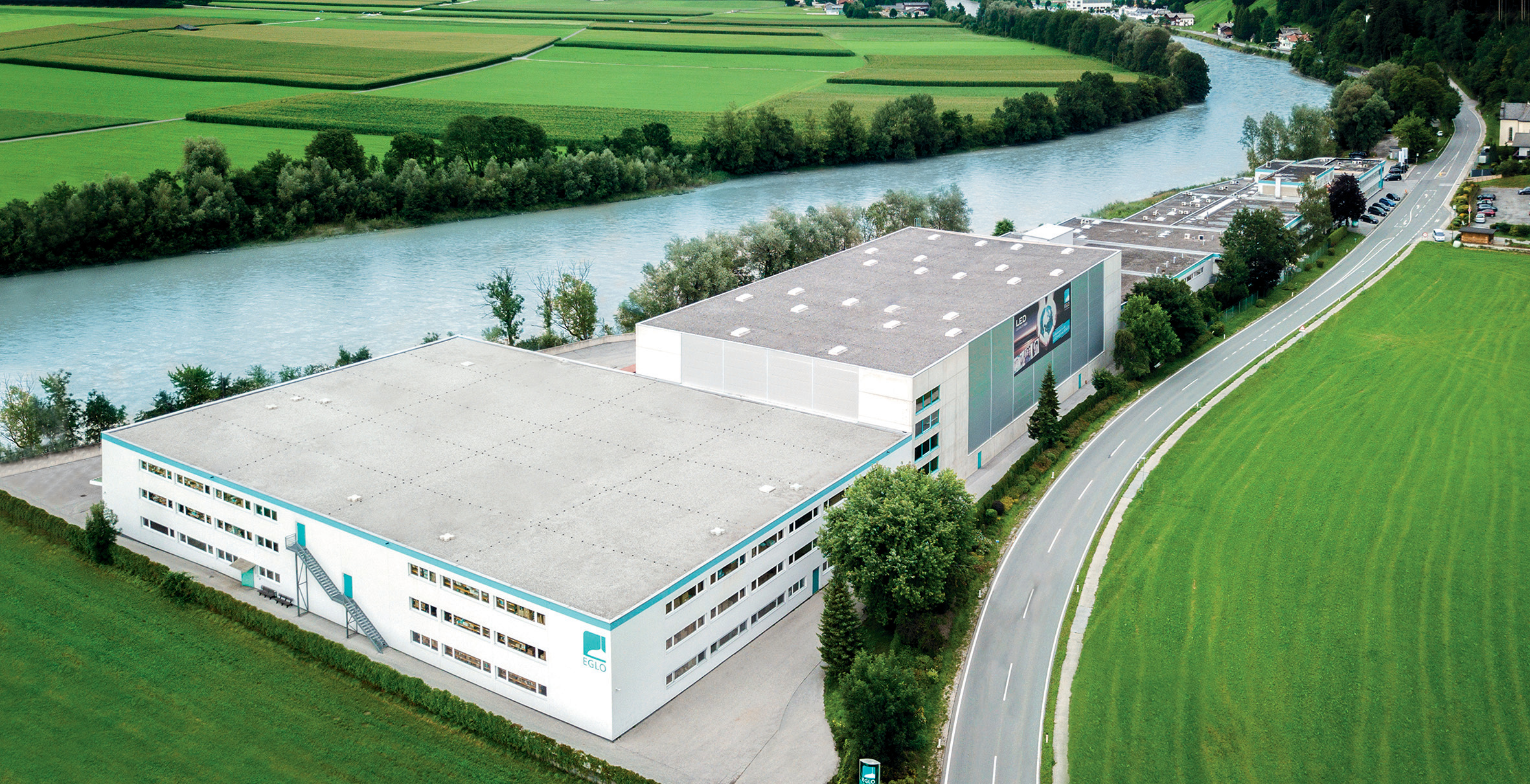 KNAPP implementiert SAP® EWM inkl. MFS als Template-Lösung zugeschnitten auf die Bedürfnisse von EGLO Leuchten GmbH am Hauptstandort in Pill, Österreich, und drei weiteren automatisierten Zentrallagern in Europa.