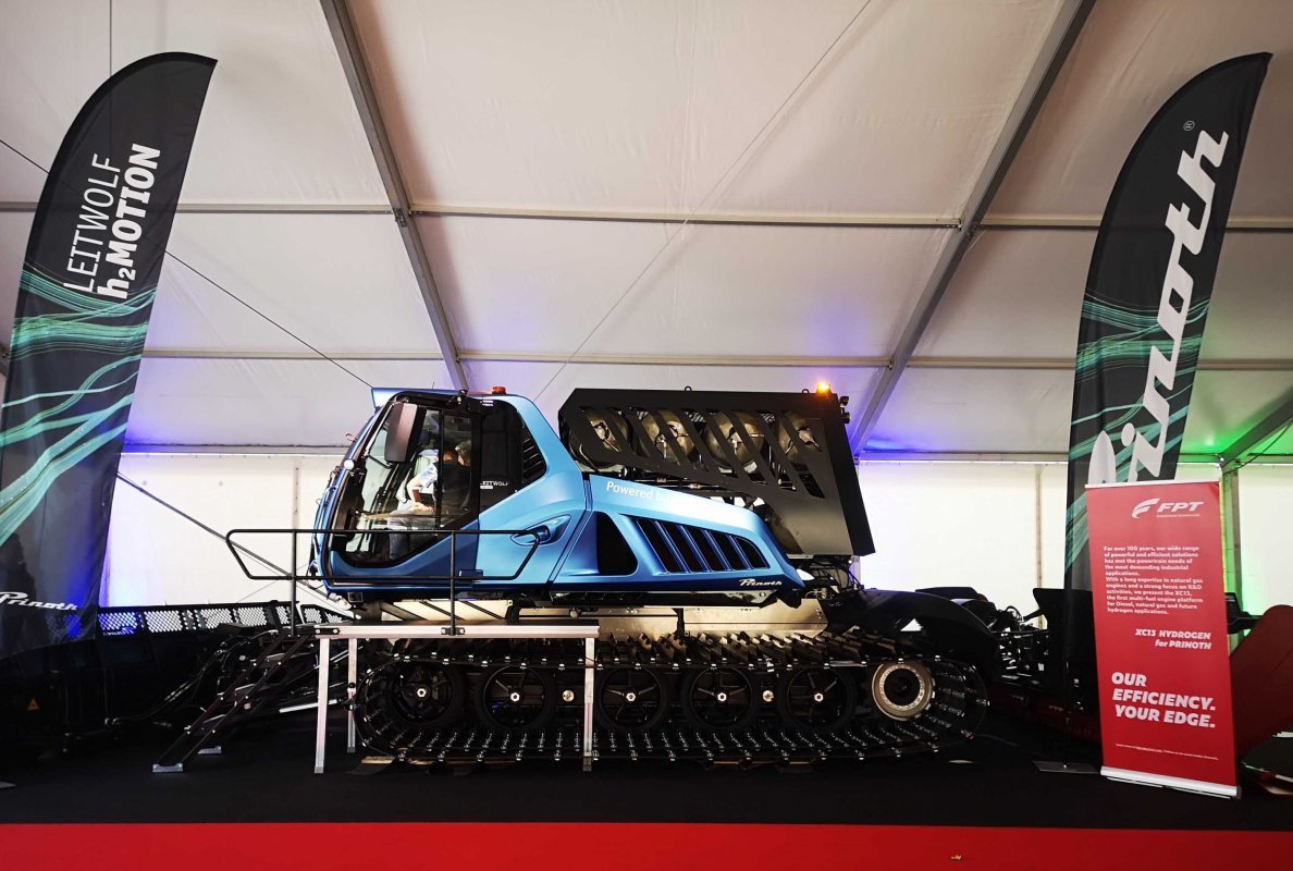 FPT INDUSTRIAL treibt das weltweit erste Pistenfahrzeug mit einem Wasserstoff-Verbrennungsmotor, dem brandneuen XC13 an