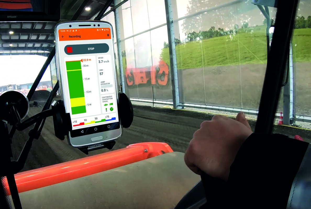 Die App Smart Doc von Hamm zeigt in Echtzeit, wie sich die Verdichtung der jeweiligen Überfahrt entwickelt. Für unerfahrene Fahrer ist sie bei der Einarbeitung eine sehr große Hilfe.