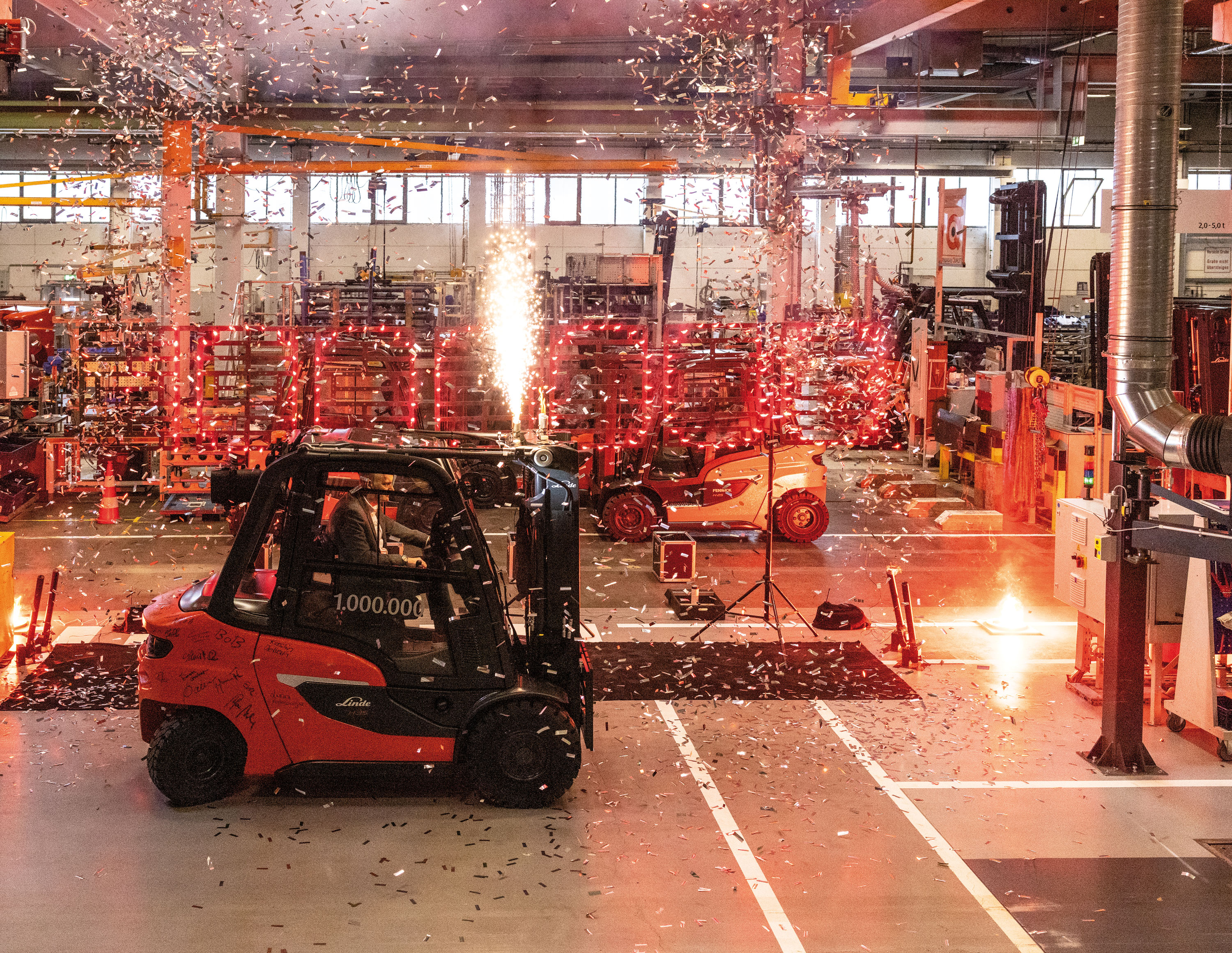 Mit Verlassen des letzten Montagebandabschnitts startete ein schillerndes Indoor-Feuerwerk und markierte die Fertigstellung des millionsten Gegengewichtsstaplers von Linde Material Handling im Werk Aschaffenburg.