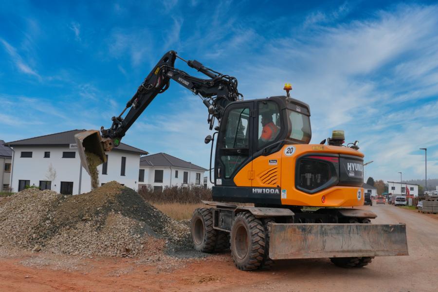 Eine 1.000 kg schwere Palette mit Bordsteinen bewegt der HW100A in Ober-Mörlen. Hinterlangs erster Hyundai ist ein echter Universalist.