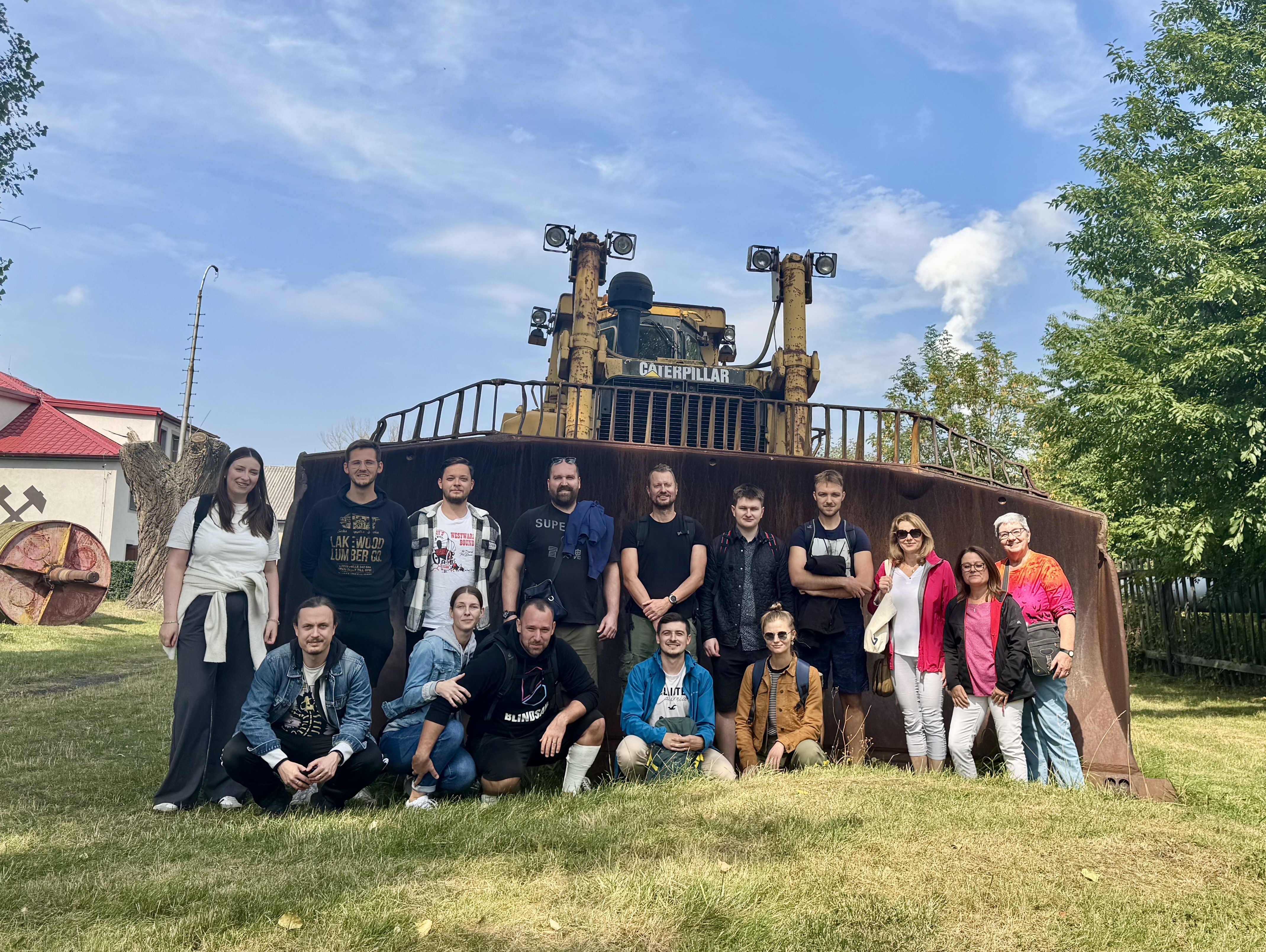 LECTURA-Team vor einem 64 Tonnen schweren Caterpillar D10R Bulldozer