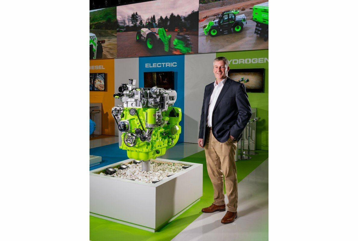 JCB Chief Innovation and Growth Officer Tim Burnhope mit dem JCB Wasserstoffmotor auf der Conexpo2.