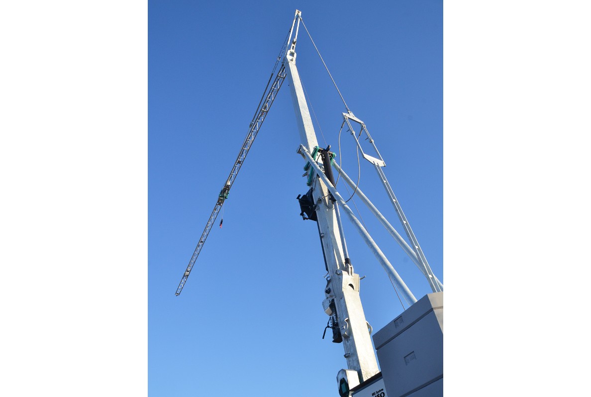 Der brandneue CM 301 bietet 30 Meter Ausladung und erweitert das Angebot an preiswerten Dachdeckerkranen im BKL System Cattaneo auf drei mobile Untendreher.