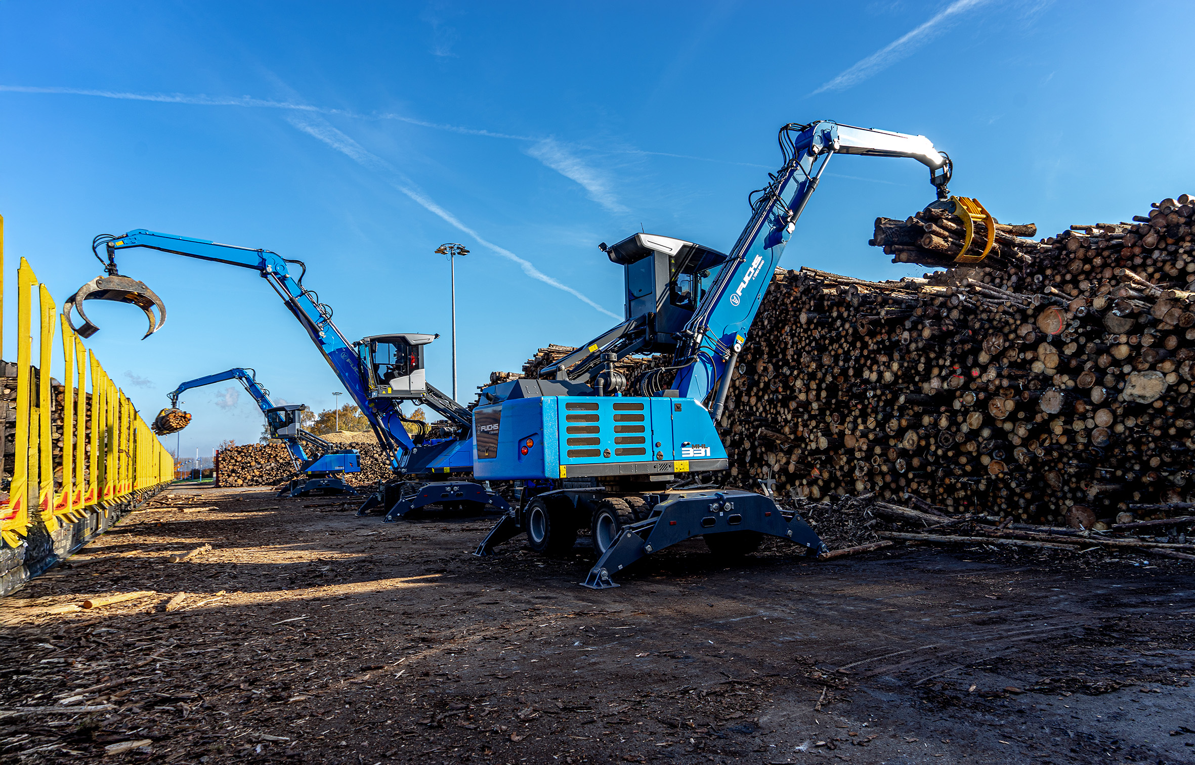 Im 3-Schichtbetrieb sind die drei Fuchs MHL331F die Umschlagmeister im Rostocker Seehafen