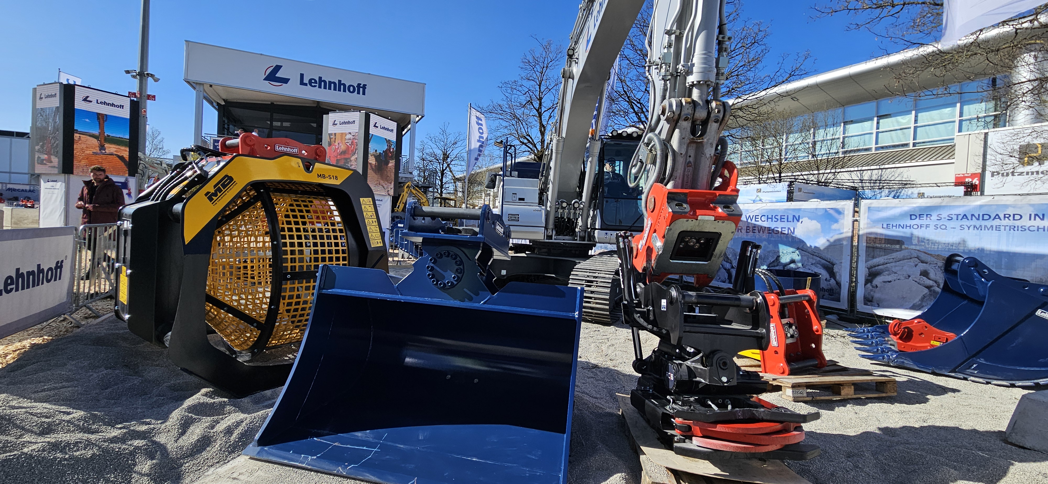 Mit der Lehnhoff Tiltrotator-SQ- Schnellewechslerkombination lassen sich  Anbaugeräte in allen Positionen und an den engsten Stellen einsetzen.