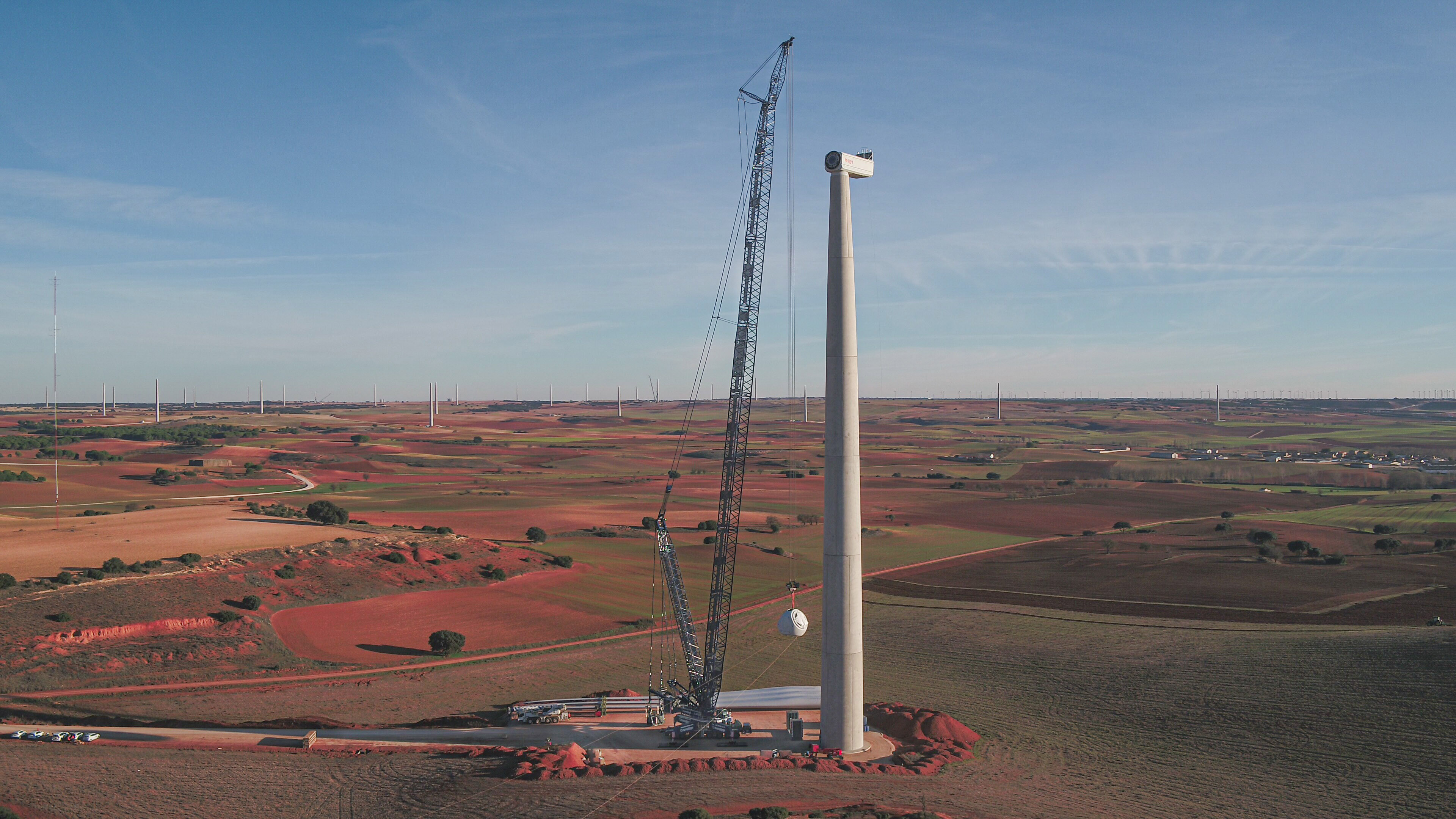 Drei LG 1750 von Transbiaga geben ihr Debüt im spanischen Windpark Gecama und errichten Windturbinen mit 120 Metern Nabenhöhe.