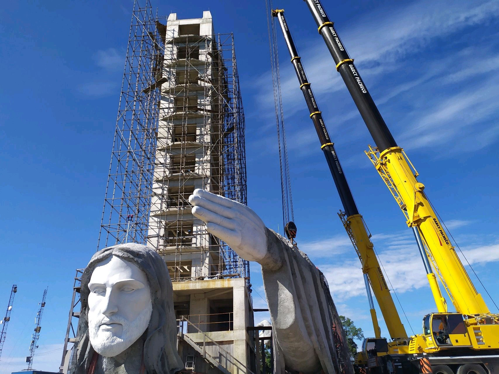 Der Kran- und Schwerlastunternehmen Darcy Pacheco erhielt den Auftrag zur Montage der nun größten Christus-Statue in  Brasilien.