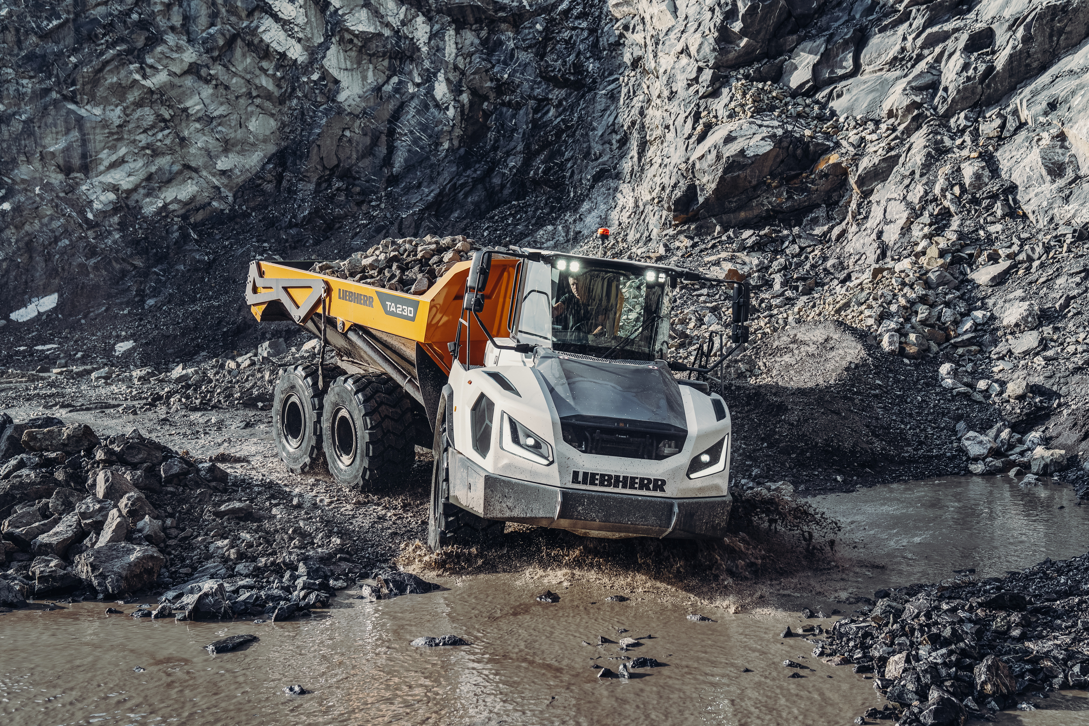 Alternative Kraftstoffe wie HVO können bereits in Reinform oder als Zugabe zu fossilem Diesel einen Großteil der Liebherr-Maschinen antreiben.