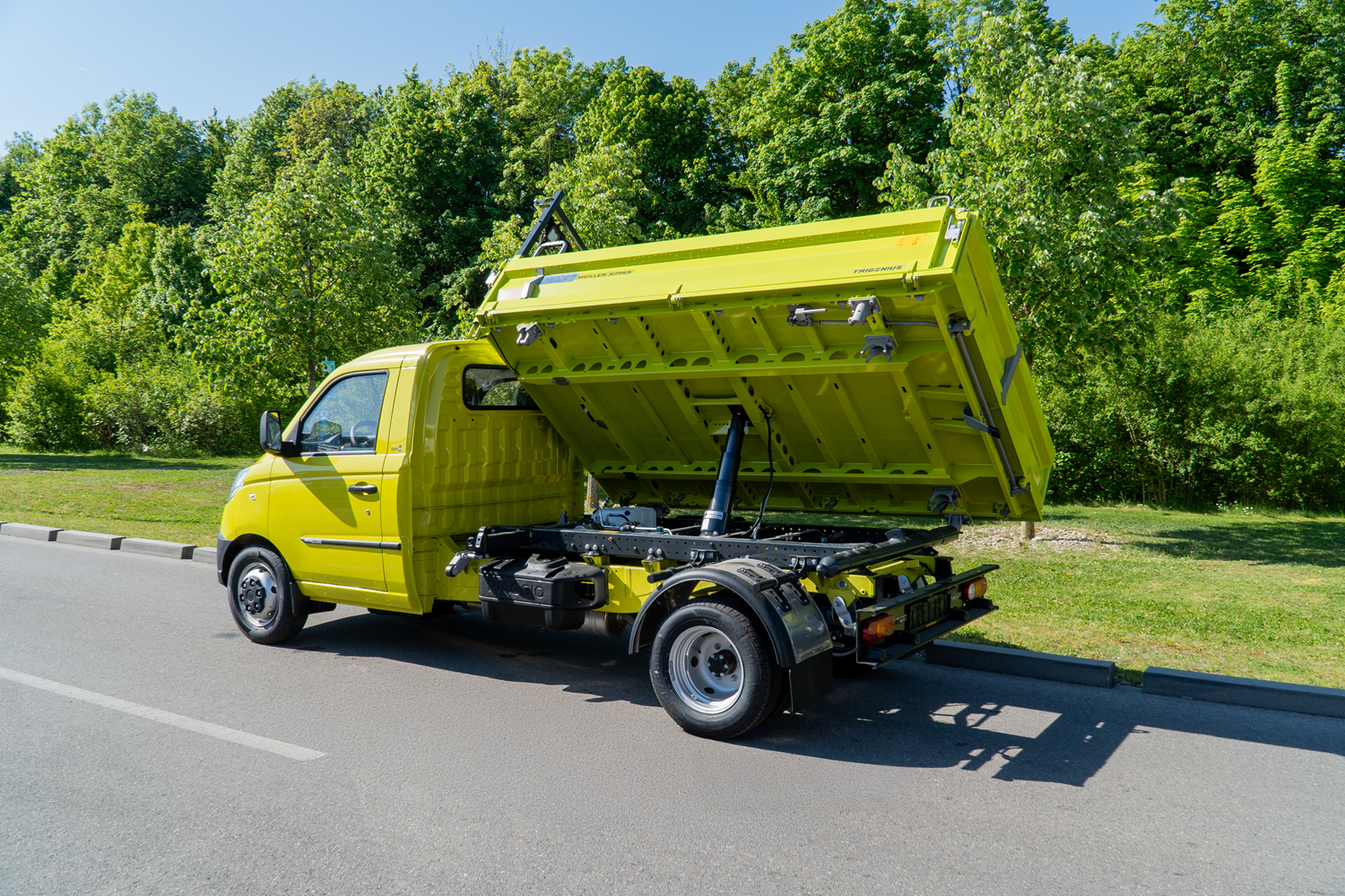 Premiere des neuen kompakten Dreiseitenkippers