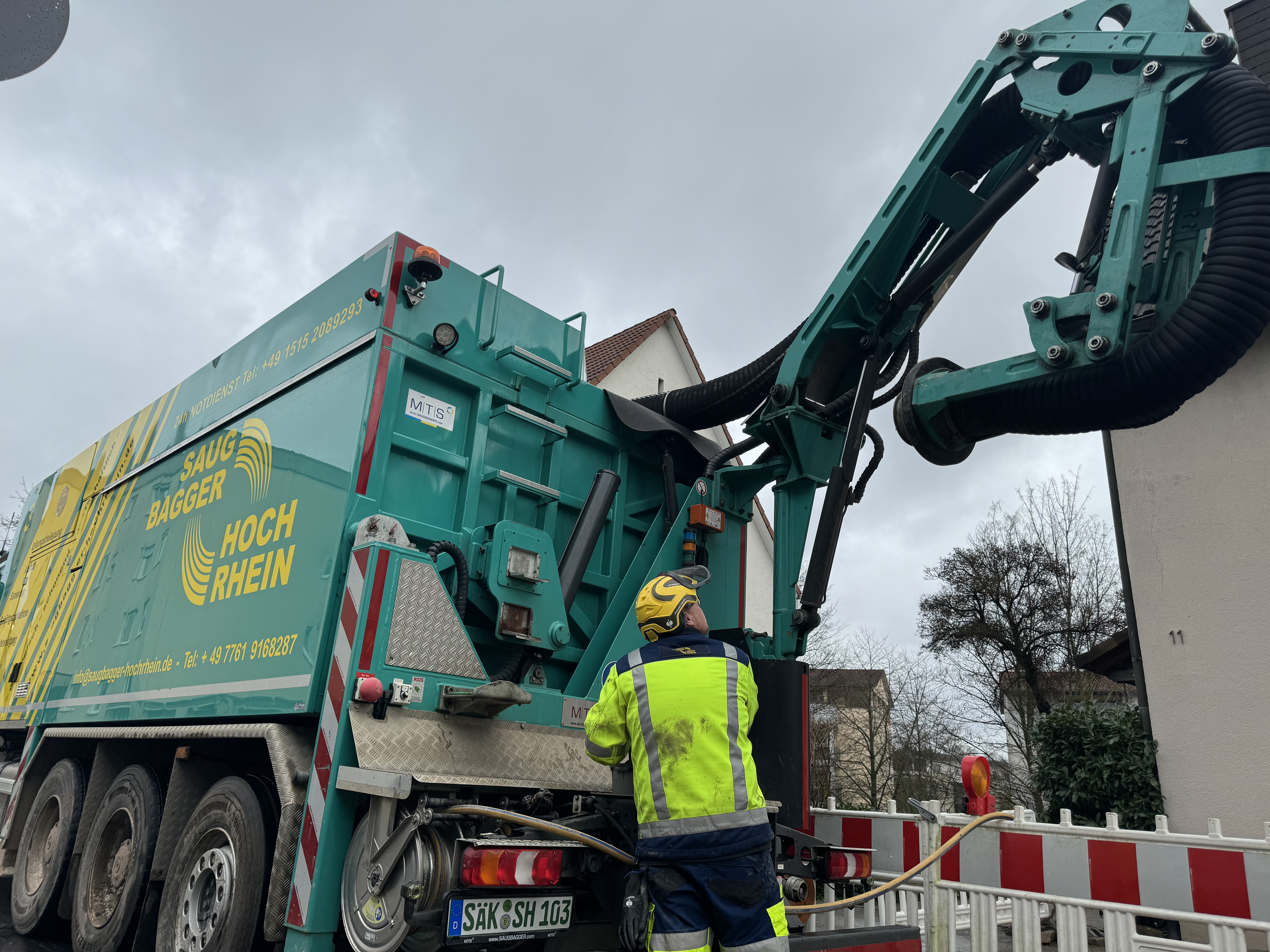 Die Mitarbeiter von Saugbagger Hochrhein bringen ihren DINO12 von MTS Mobile Tiefbau Saugsysteme in Position. 