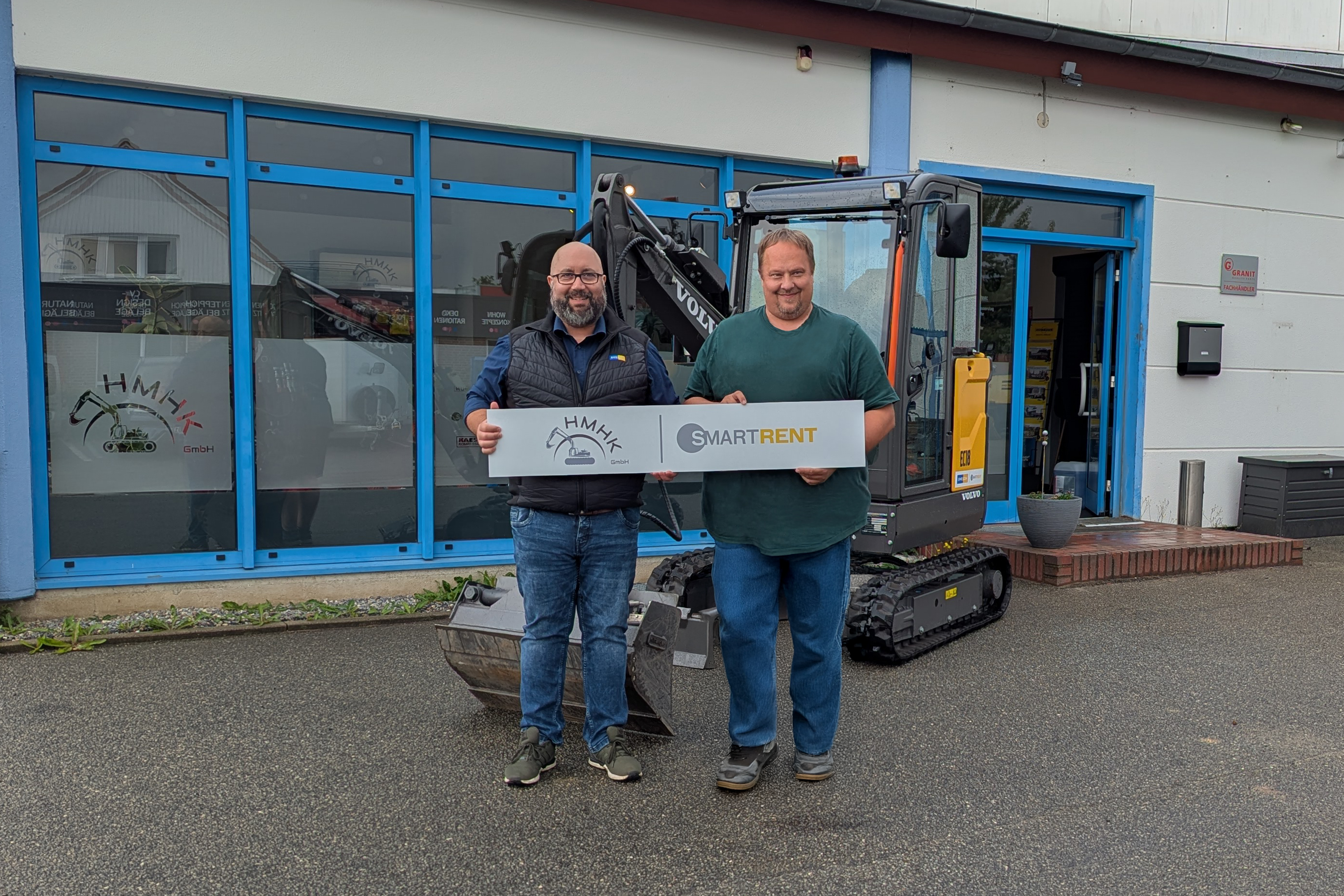 Starke Partner für die Vermietung – HMHK GmbH Holsteiner Maschinenhandel Kruse ist neuer Mietpartner im Swecon smartrent-Verbund (v.l.n.r.) Marco Leuschner (Regionalleiter Vermietung Nord, Swecon Baumaschinen GmbH) und Mario Kurse (Geschäftsführer HMHK GmbH Holsteiner Maschinenhandel Kruse)