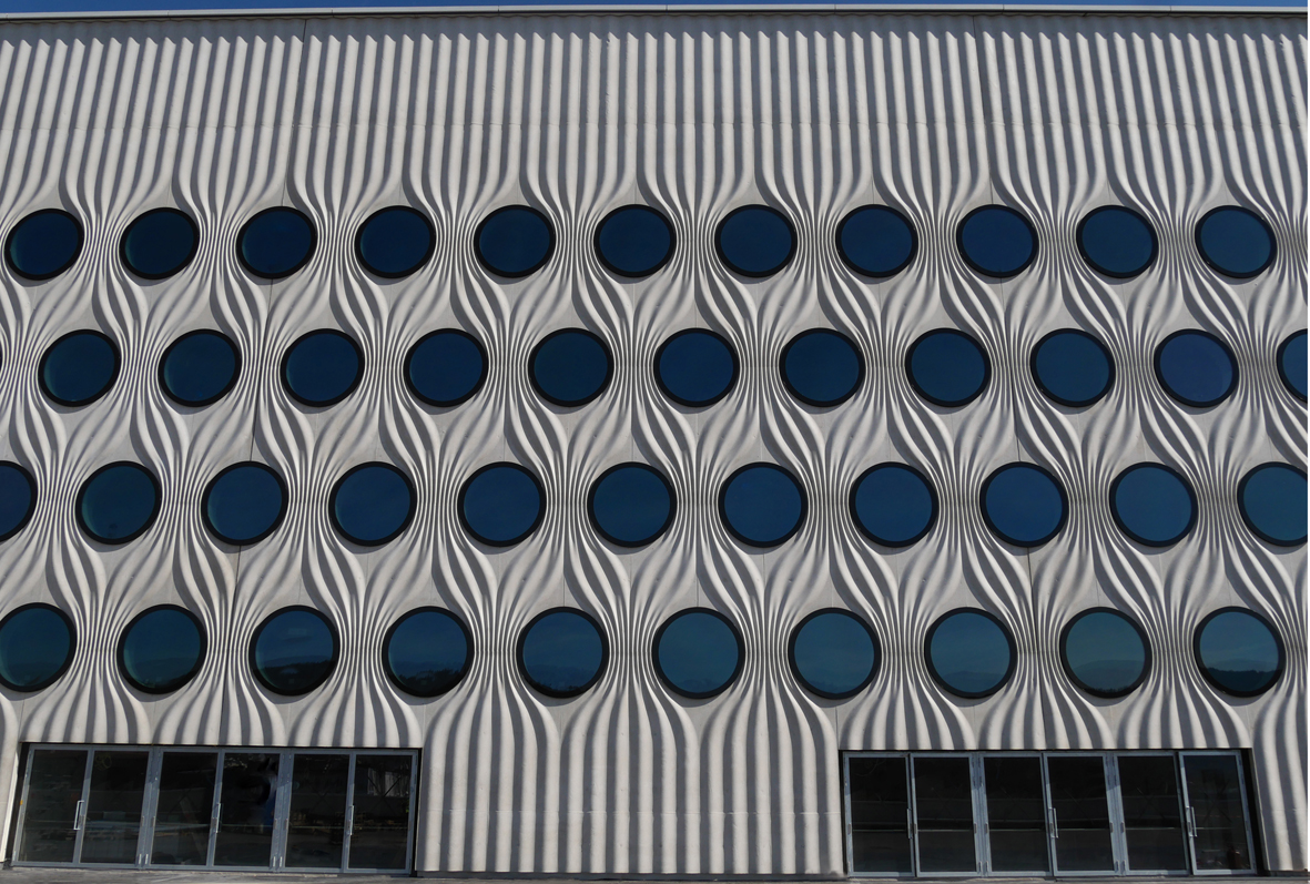 Die Fassade der Swiss Life Arena wurde zu einem großen Teil mithilfe von NOEplast gestaltet. Das Besondere daran: Es handelt sich um Ortbeton!!!