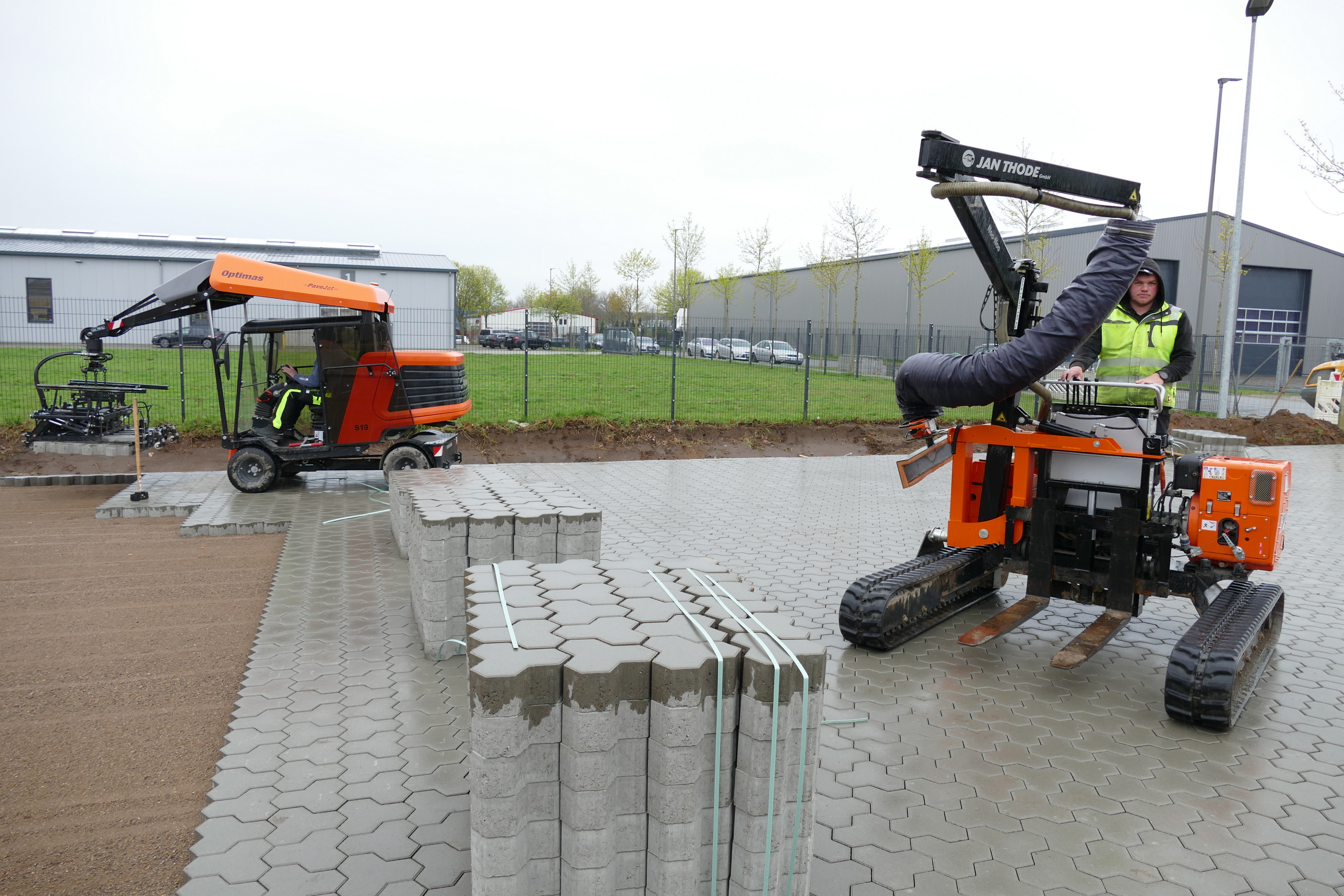 Ein Teil (der Optimas Flotte von Jan Thode (Vacu-Pallet-Mobil und PaveJet S 19 Pflasterverlegemaschine) in Büdelsdorf im Einsatz.