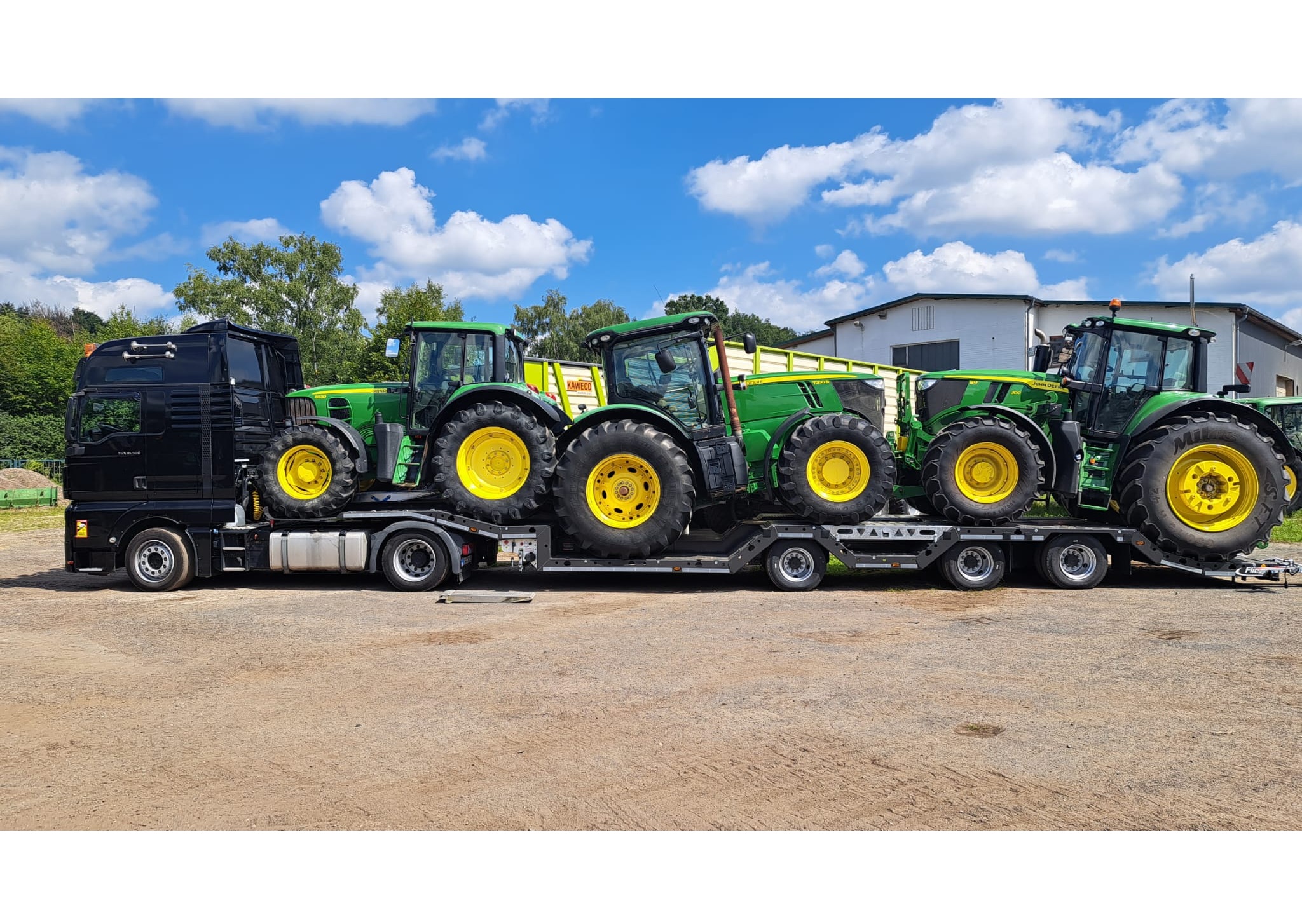 Spezial-Tieflader mit Radmulden für Agrarmaschinen-Transporte