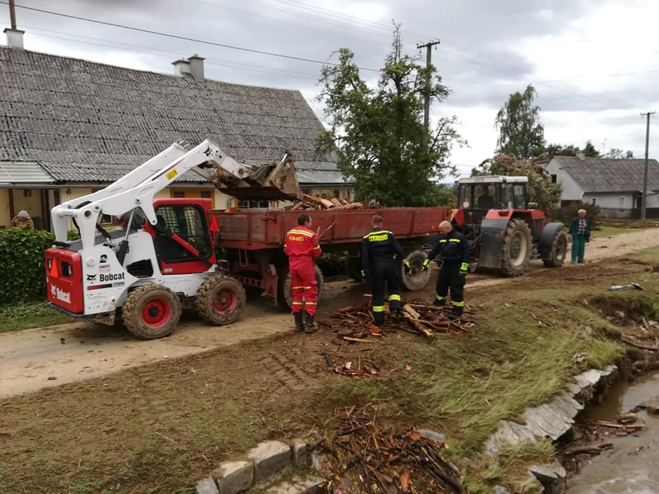 Ob Tornados oder Sturzfluten – Bobcat-Lader unterstützen Feuerwehrleute in Tschechien