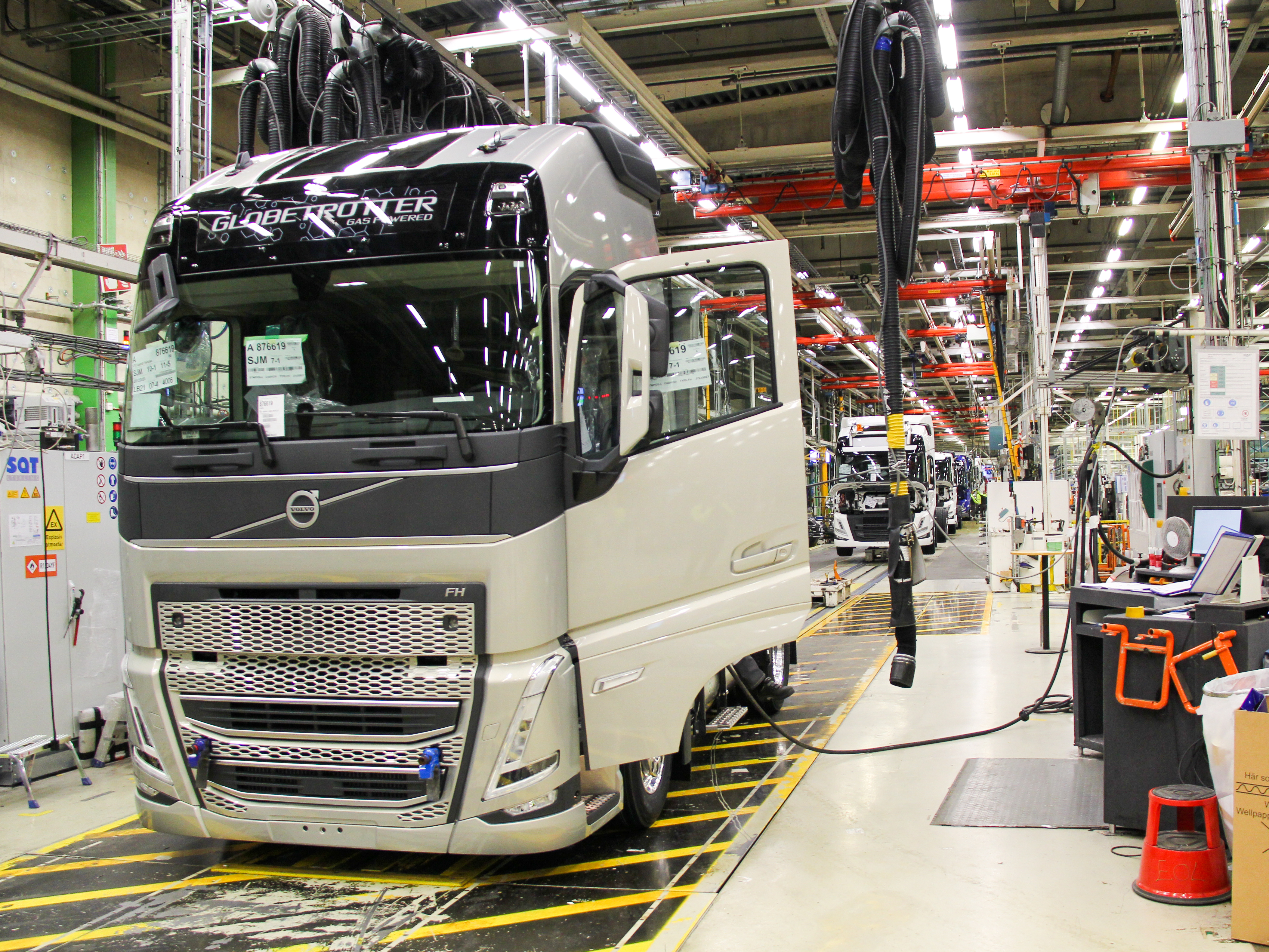 Die Serienproduktion der neue Generation von Schwerlast-Lkw von Volvo Trucks ist im CO2-neutralen Tuve-Werk in Göteborg, Schweden, angelaufen.