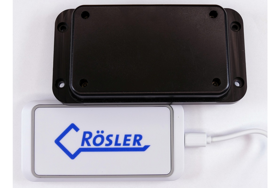 Das Rösler EQTrace click wird mit einer Induktions-Ladestation aufgeladen. <br> Bildquelle: Rösler Software-Technik GmbH