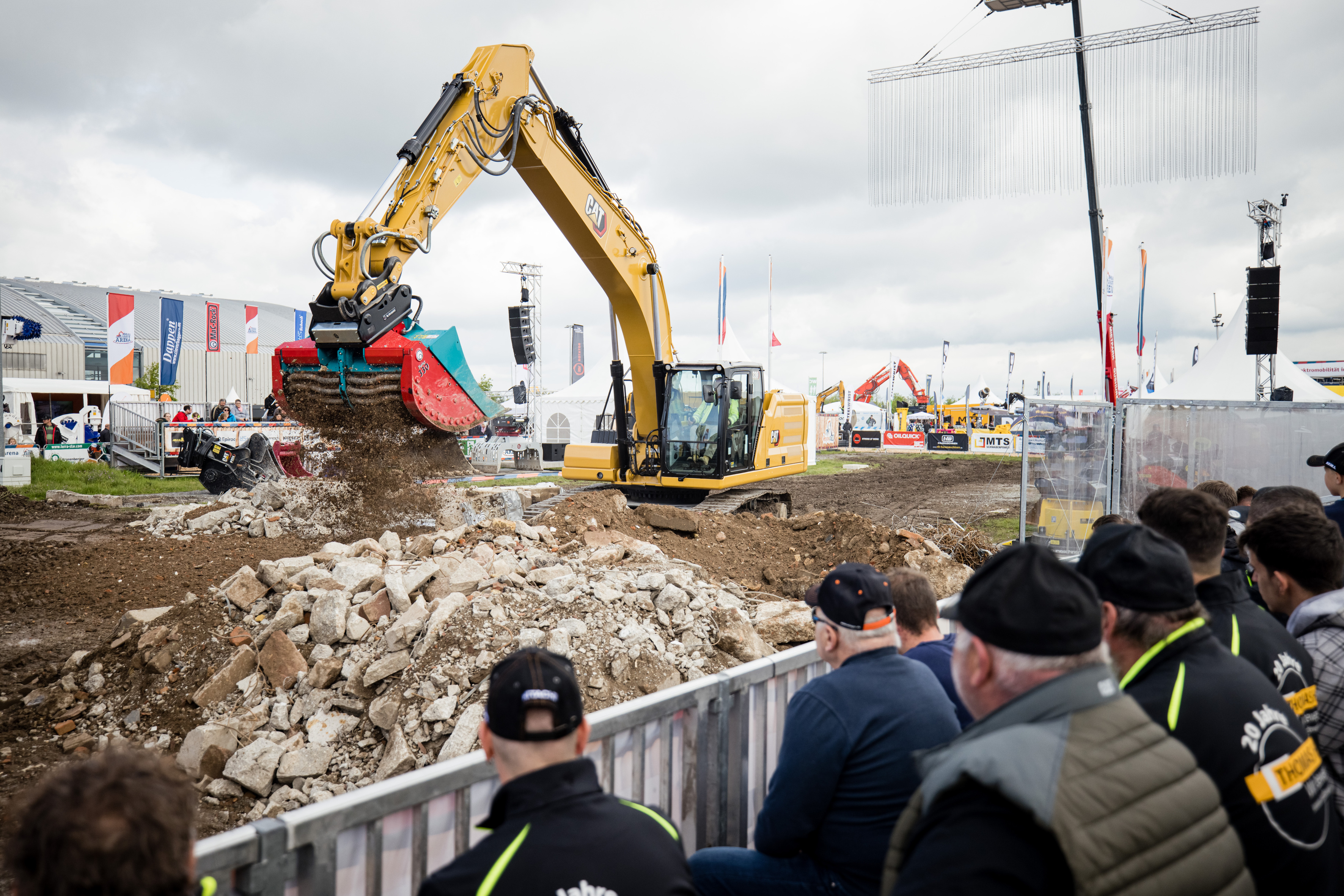 Jedes Demo-Format, wie hier die Anbaugeräte-Arena, erhielt einen eigenen Planungstermin, in dem die Abläufe im Detail abgestimmt und das Zusammenspiel aller Beteiligten finalisiert wurde. (Bildnachweis: Messe Karlsruhe/Jens Arbogast)