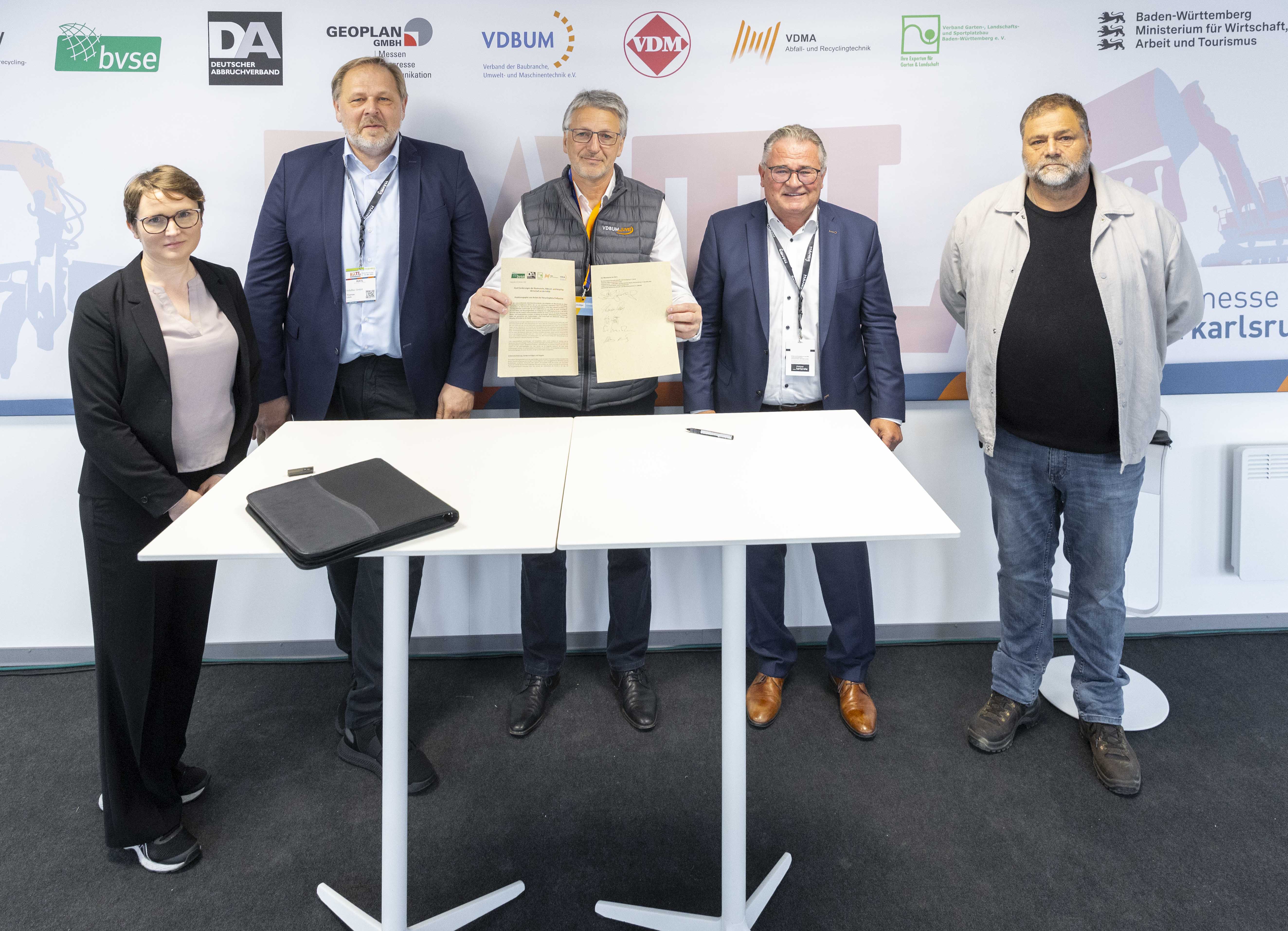 Die Unterzeichnenden des Positionspapiers „Fünf  Forderungen der Baubranche, Abbruch- und Recycling- Wirtschaft an die Politik“: Dr. Sarah Brückner  (Geschäftsführerin des Fachverbandes Abfall- und  Recyclingtechnik/VDMA), Thomas Lück (Vorstands- mitglied/Deutscher Abbruchverband e.V.), Dieter  Schnittjer (Geschäftsführer/ Verband der Baubranche, Umwelt- und Maschinentechnik e.V.), Eric Rehbock  (Hauptgeschäftsführer/Bundesverband Sekundär- rohstoffe und Entsorgung e.V.) und Klaus Ring  (Verband Garten-, Landschafts- und Sportplatzbau Baden-Württemberg e.V.) - (v.l.n.r.).