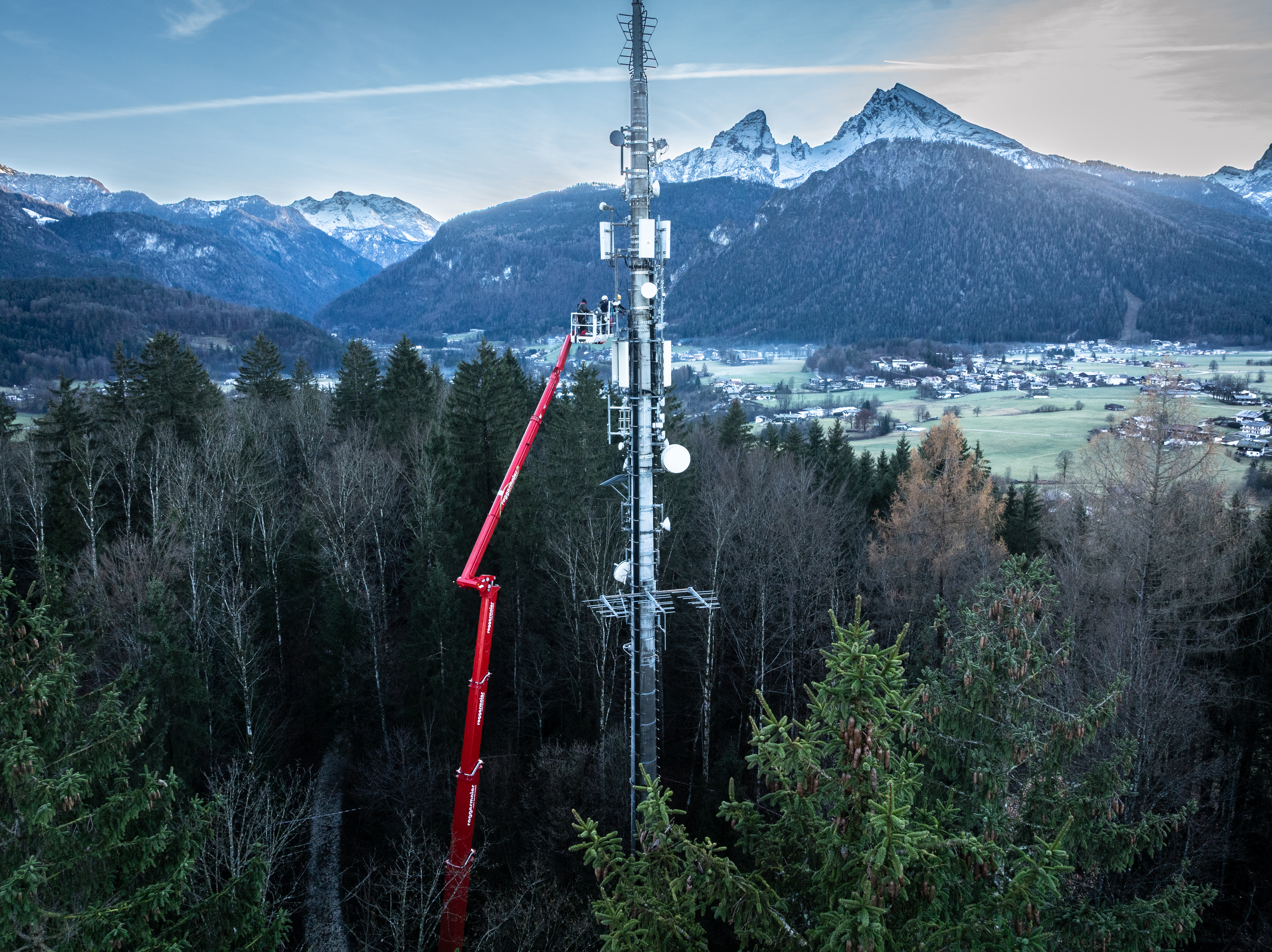  Emissionsfreier Einsatz in alpiner Umgebung: RUTHMANN STEIGER® T 570 HF Hybrid im Einsatz bei roggermaier