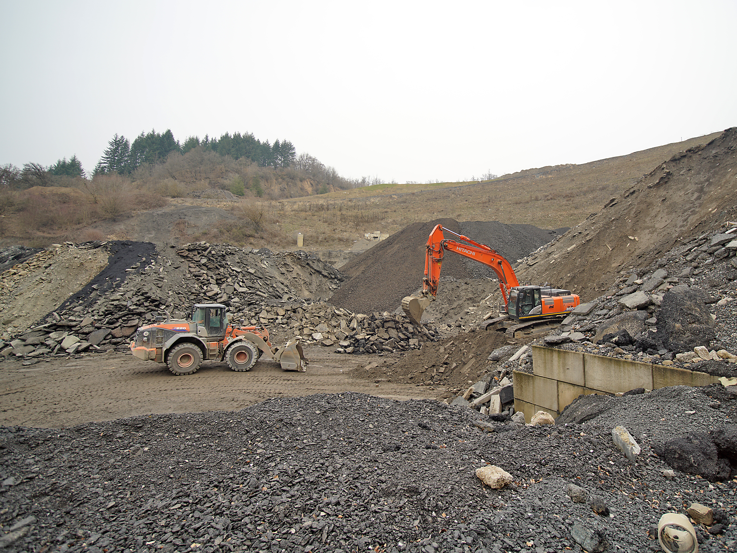 Insgesamt rund 40.000 Tonnen Ausbauasphalt, Beton-Aufbruch und Bauschutt fasst das Jost-Zwischenlager direkt oberhalb der Recycling-Anlage. 
