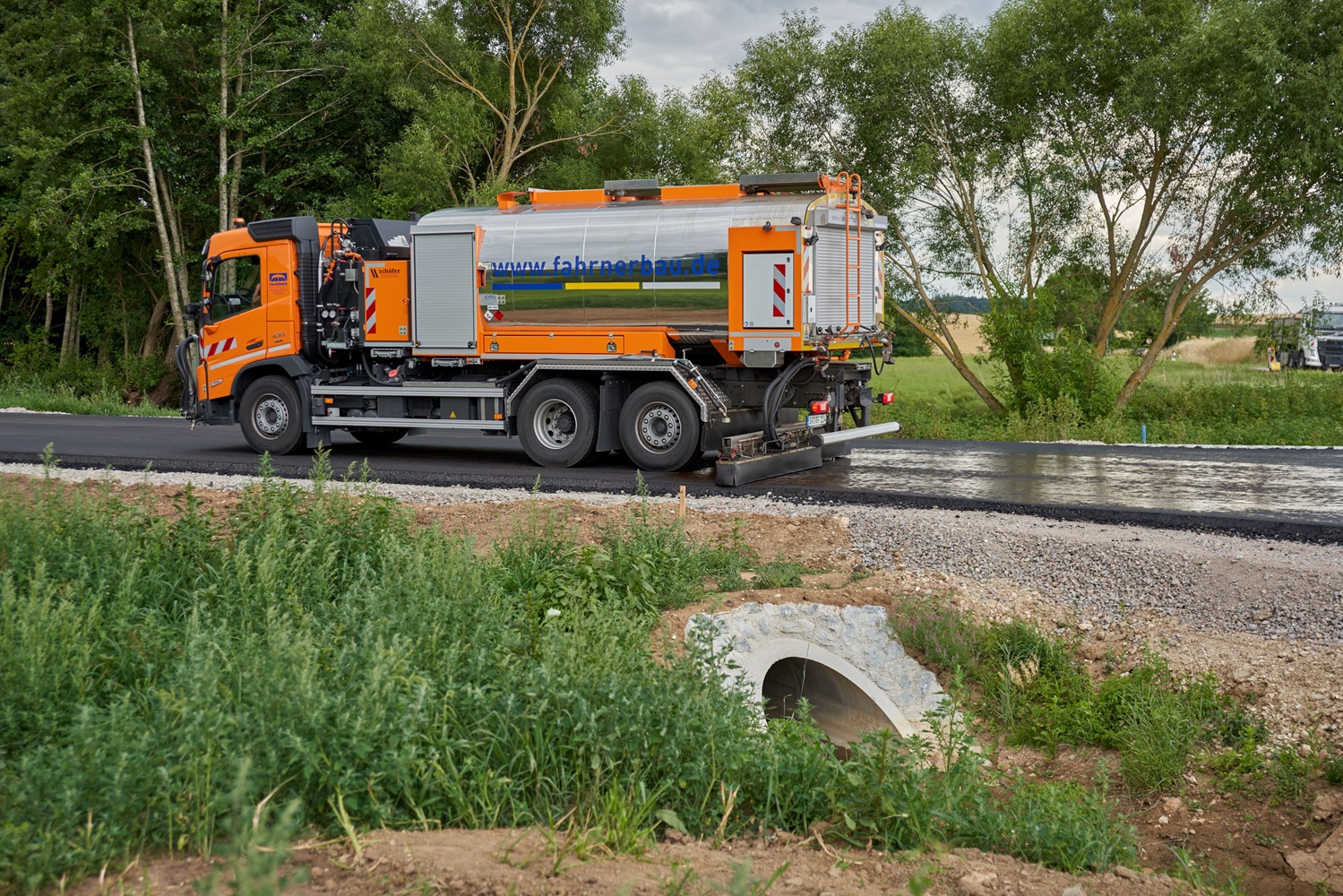Arbeitseinsatz in Hagelstadt bei der Sanierung einer Gemeindestraße.
