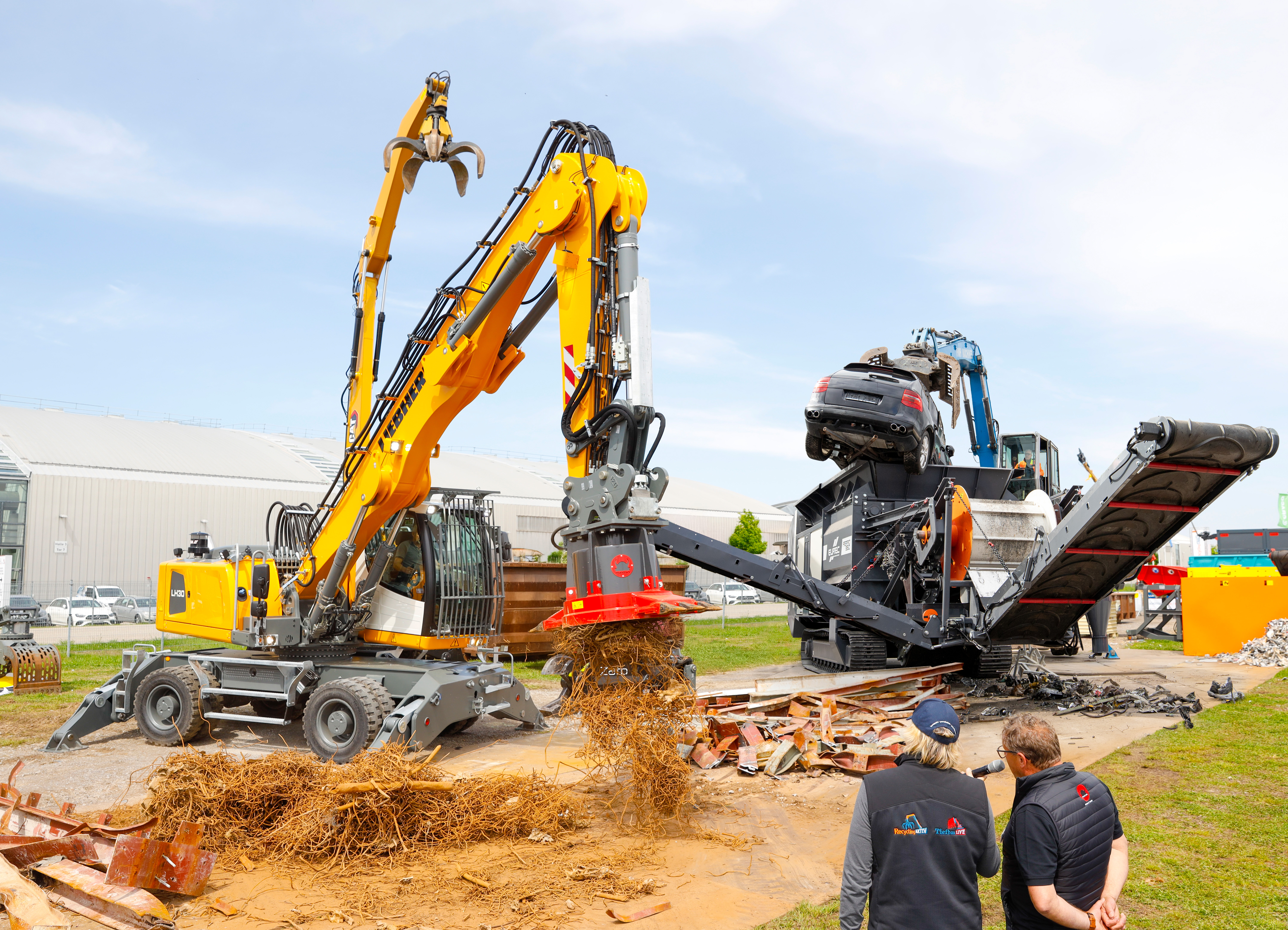 Auf der Aktionsfläche Schrott & Metall steht das Metall-recycling in der Verwertung von Autokarosserien im Mittelpunkt.