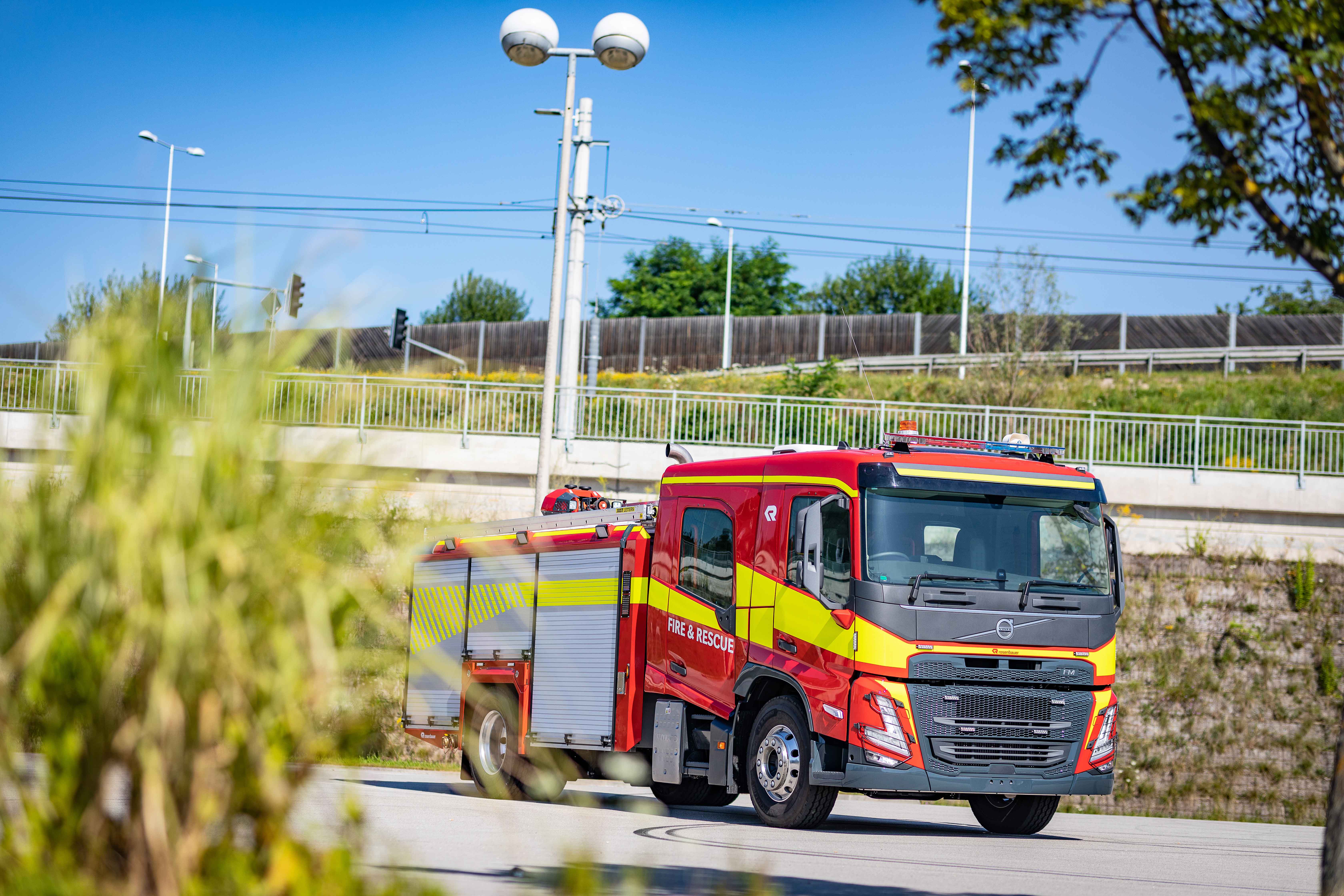 Die neue Mannschaftskabine von Volvo Trucks wurde in Zusammenarbeit mit Unternehmen wie Rosenbauer, einem der weltweit führenden Aufbauhersteller für Einsatzfahrzeuge, für den globalen Markt entwickelt. Dies ist ein Prototyp des Volvo FM mit Rosenbauers ET-Karosserie für die australische Feuerwehr.