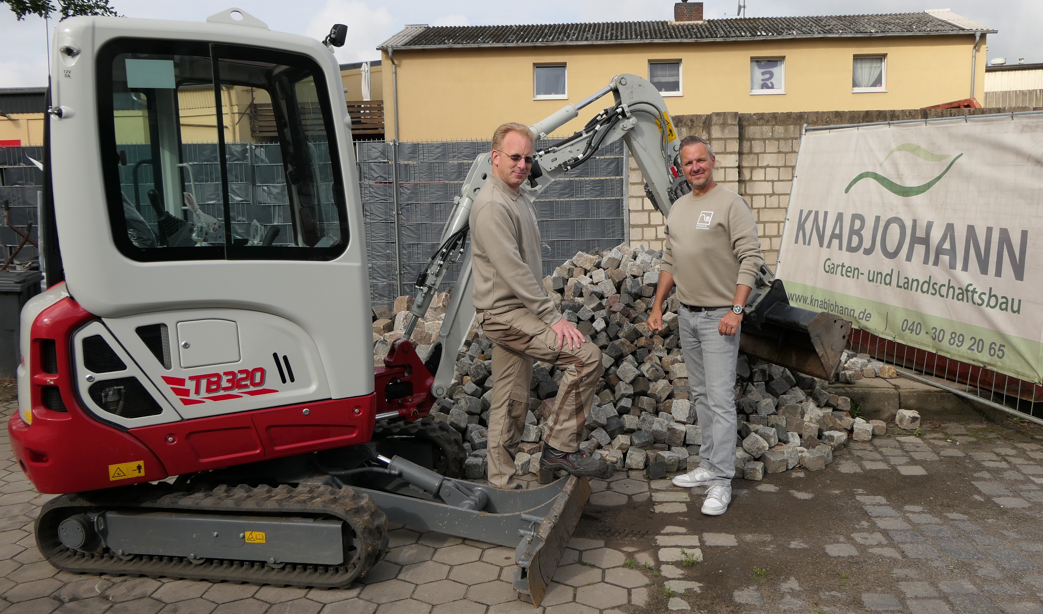 Der Takeuchi TB 320 mit dem Taklock-Schnellkupplungssystem macht den Wechsel hydraulische Anbaugeräte einfach. Gärtnermeister Sven Busse und Oliver Knabjohann v.l.