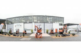 Produktsortiment der ATLAS Mini- und Midi-Bagger vor dem Delmenhorster Werk