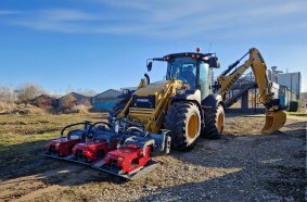 Je nach Arbeitsweise ist beim HYDREMA auch mal vorne hinten. Hier arbeitet und fährt der Fahrer in Richtung des Baggerarms, wobei die Lenkung der Maschine in beide Richtungen bei HYDREMA schon seit vielen Jahrzehnten möglich ist.