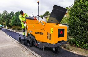 Minifertiger ABG 1570 und vollelektrische Tandemwalze eARX 26-2 sind ein Dream-Team im Einsatz.