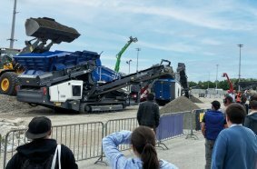 Zahlreiche Besucher zog die Live-Demonstration des Kleemann Anlagenzugs an. Dieser bestand aus der Grobstücksiebanlage MOBISCREEN MSS 502 EVO, dem Prallbrecher MOBIREX MR 100 NEO und dem Haldenband MOBIBELT MBT 20.