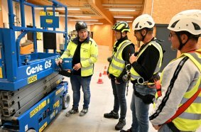 AST Trainer Marc Packeiser nahm sich bei der Schulung viel Zeit für die ordnungsgemäß durchzuführenden Sicht- und Funktionsprüfungen.