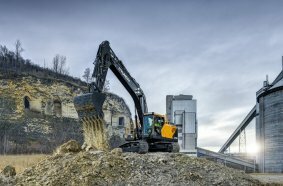 Wie die größeren Modelle verfügt der HX300L über das vollelektrohydraulische (FEH) Hydrauliksystem. Dazu gehören elektrische Joysticks, die über Kabel mit dem Ventilblock kommunizieren.