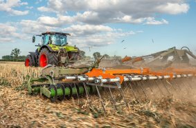 Durch die 3 Werkzeugreihen werden die Rapsstoppel intensiv zerkleinert und der Ausfallraps oberflächlich mit Erde vermischt.