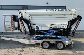 Der BLUELIFT SA 22 kann bequem auf einem Anhänger transportiert werden.
