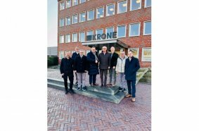Offizieller Schulterschluss zwischen KRONE und POZKRONE: (v. l.) Johannes Hennewig, Ole Klose, Tomasz Kujawa, Bernard Krone, Roman Roszkiewicz, Dr. Frank Albers, Maciej Michalski und Andreas Arns markieren den nächsten Schritt von der Partnerschaft zur Integration.