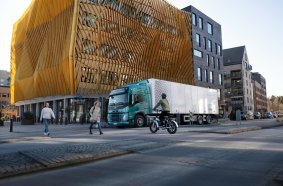 Aufbauend auf ihrer langjährigen Arbeit mit Sicherheitsinnovationen, ist die Volvo Group der erste Lkw-Hersteller, der eine Augmented Reality (AR)-Sicherheits-App für Elektro-Lkw auf den Markt bringt.