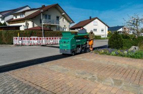 Pilotbaustelle in Rangendingen: Bei einer Maßnahme zur Netzverstärkung setzte das ausführende Bauunternehmen einen batterieelektrischen Vögele Fertiger und eine E-Walze von Hamm ein.
