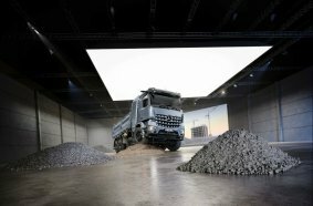 Robust, kraftvoll – und nun auch vollelektrisch: Mercedes-Benz Trucks präsentiert auf der bauma 2025 den neuen eArocs 400