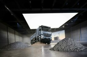 Robust, kraftvoll – und nun auch vollelektrisch: Mercedes-Benz Trucks präsentiert auf der bauma 2025 den neuen eArocs 400